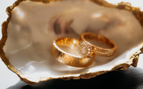 Juvelyras apie naujausias vestuvinių žiedų tendencijas: ar tradicijos taps praeitimi?