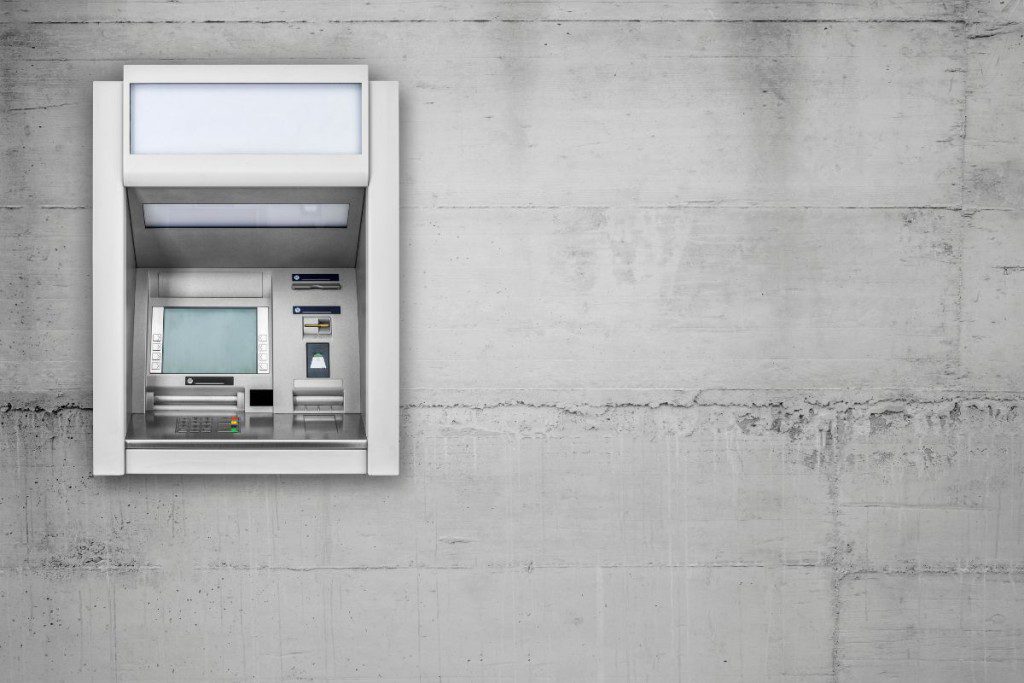 Ka-daryti-jei-bankomatas-prarijo-kortele-ar-nedave-pinigu-negavote-pinigu - Laikas.lt Ką daryti jei bankomatas prarijo kortelę ar nedavė pinigų? Negavote pinigų