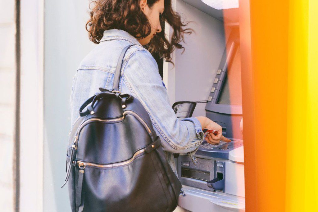 Ka-daryti-jei-bankomatas-prarijo-kortele-ar-nedave-pinigu-praryta-kortele - Laikas.lt Ką daryti jei bankomatas prarijo kortelę ar nedavė pinigų? Praryta kortelė