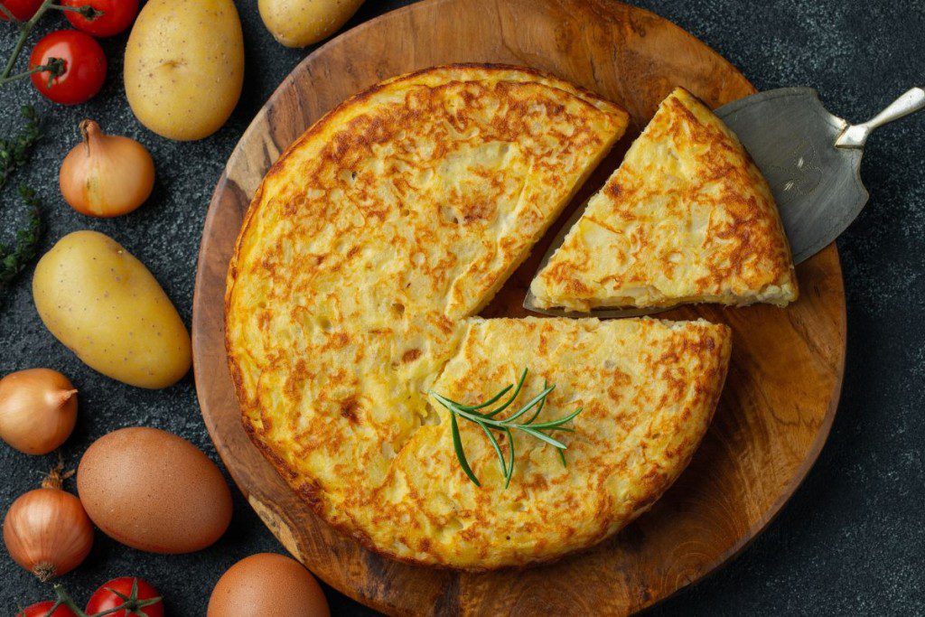 Ka-skirtingos-pasaulio-salys-megsta-gaminti-is-kiausiniu-ispaniska-tortilija - Laikas.lt Ką skirtingos pasaulio šalys mėgsta gaminti iš kiaušinių? Ispaniška tortilija