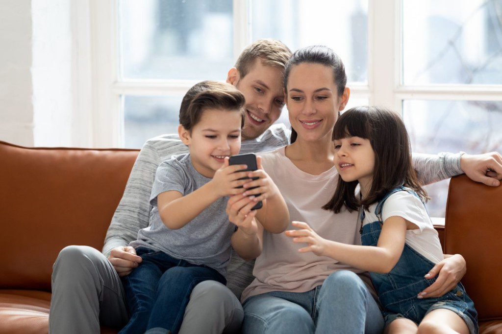 Kada-vaikai-turetu-gauti-savo-pirmaji-telefona-tevu-vaidmuo - Laikas.lt Kada vaikai turėtų gauti savo pirmąjį telefoną? Tėvų vaidmuo