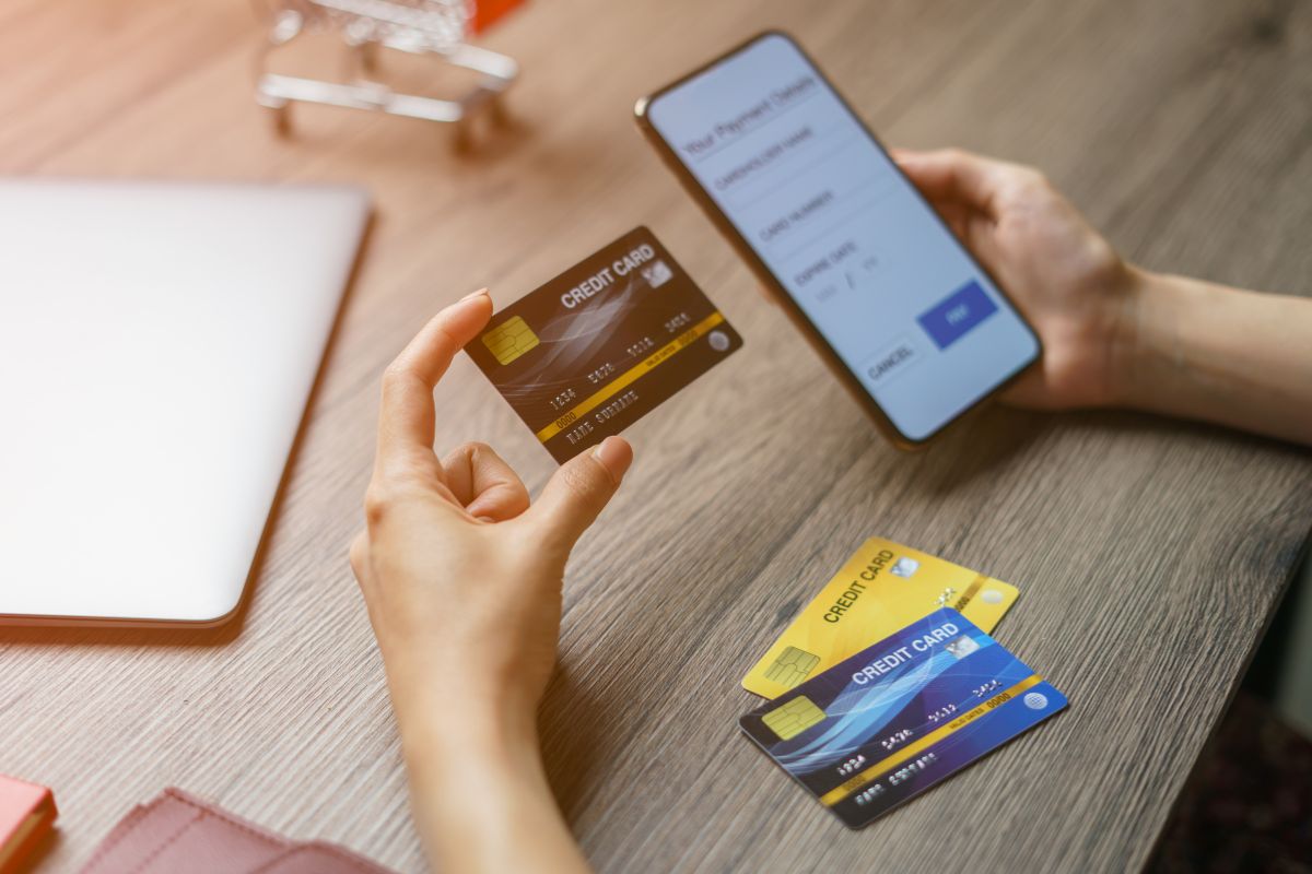 Kaip teisingai išmesti banko korteles ar kitas nebegaliojančias-korteles Lietuvoje?