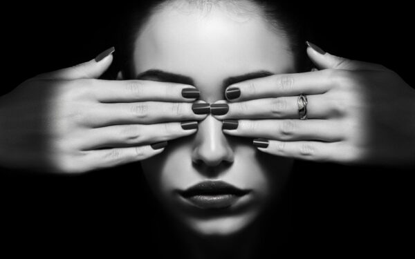 Kodėl nuotraukose ar video reportažuose uždengiamos akys?