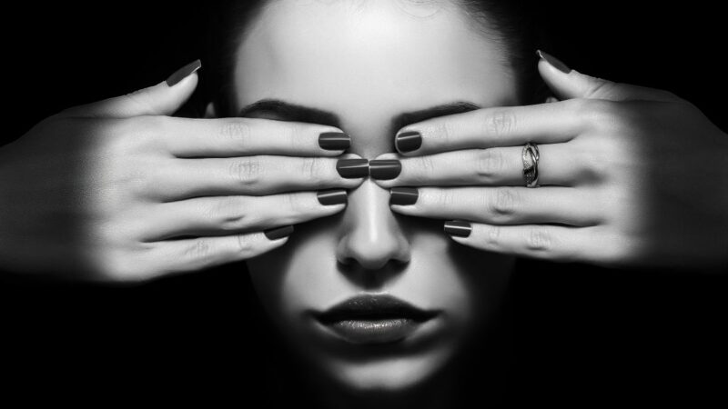 Kodėl nuotraukose ar video reportažuose uždengiamos akys?