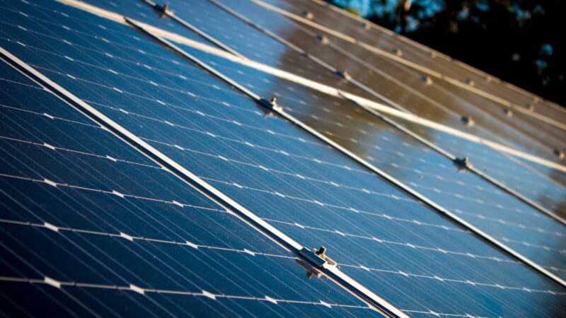 Pasak saulės elektrinių eksperto Algirdo Vilčinsko, vien dėl šių priežasčių verta svarstyti atsinaujinančio ištekliaus įsirengimą