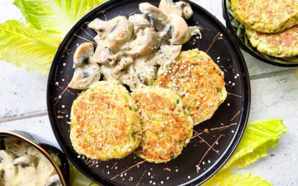 Tobuli cukinijų kepsneliai su pievagrybių padažu