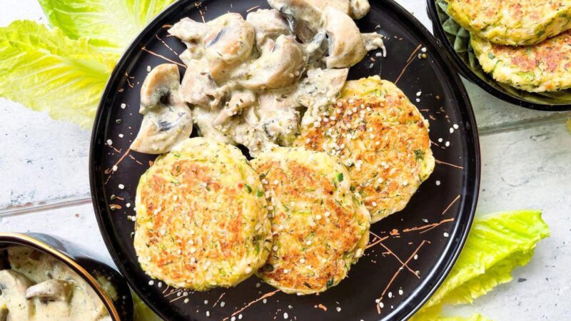 Tobuli cukinijų kepsneliai su pievagrybių padažu