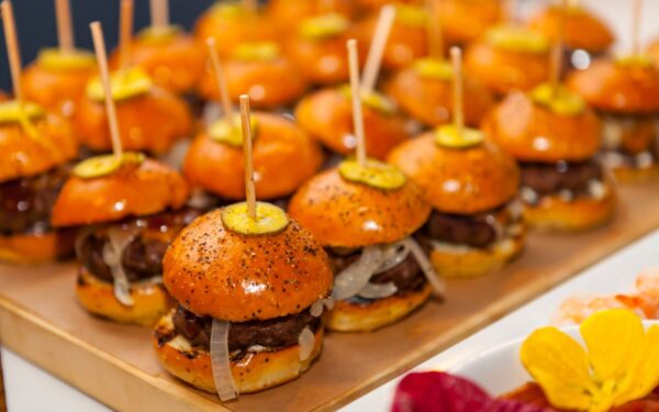 Velykiniai užkandžiai: kaip nustebinti svečius ir papuošti šventinį stalą