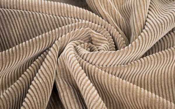 Velvetas aprangoje 2025-aisiais: ar šis audinys vis dar madingas?