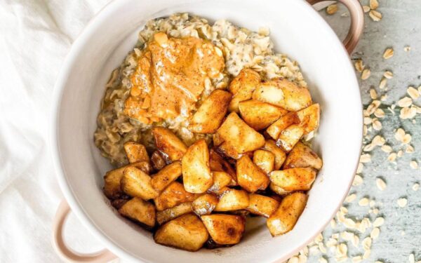 Tobula avižinė košė su karamelizuotais obuoliais