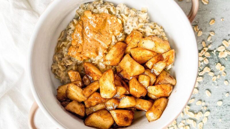 Tobula avižinė košė su karamelizuotais obuoliais