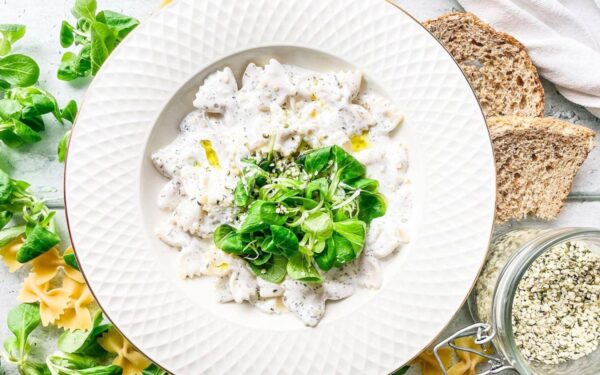 Makaronai su česnakiniu jogurto padažu