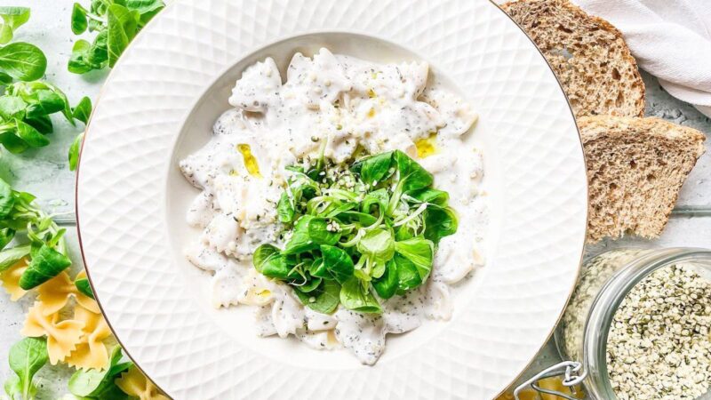 Makaronai su česnakiniu jogurto padažu