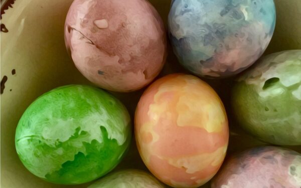 Margaspalviai Velykų kiaušiniai su marmuro efekto dažymu