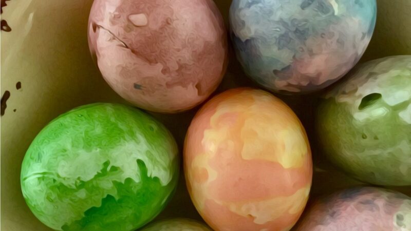 Margaspalviai Velykų kiaušiniai su marmuro efekto dažymu