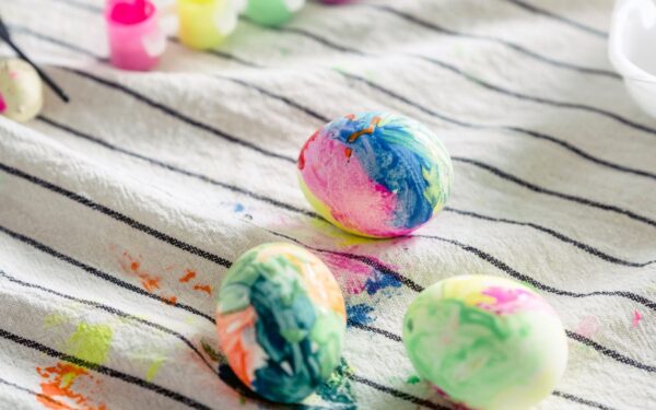 Marmuriniai Velykų kiaušiniai su skutimosi putomis: kūrybiškas ir lengvas būdas dažyti