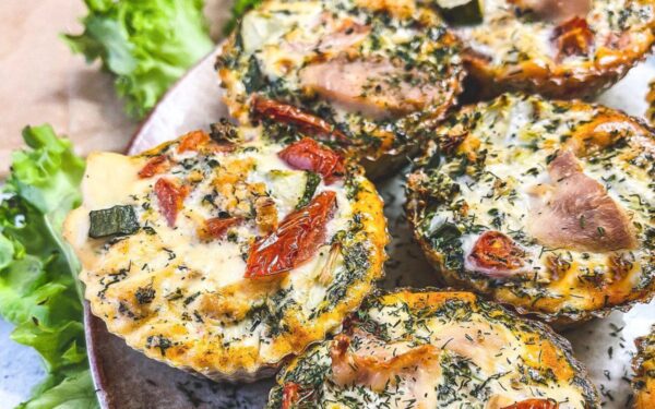 Omleto keksiukai su mėsyte ir daržovėmis