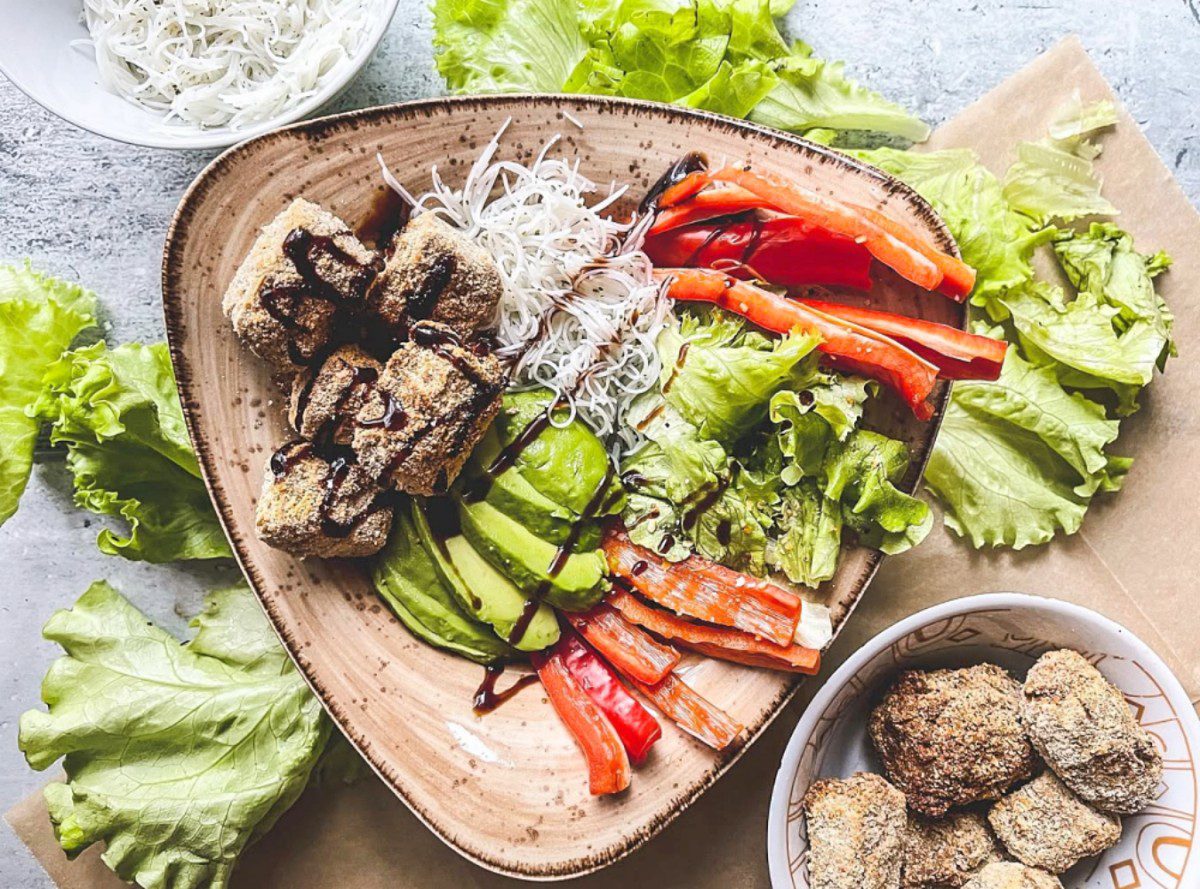Salotos su traškiais tofu gabalėliais