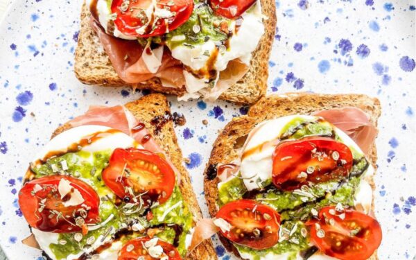 Pusryčių sumuštiniai su burata ir pomidorais