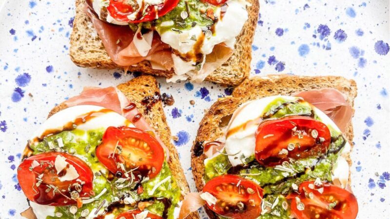 Pusryčių sumuštiniai su burata ir pomidorais