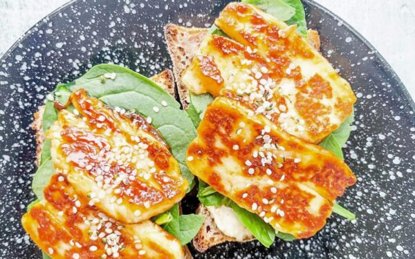 Sumuštiniai su keptu halumiu – tokio dar nebandėte