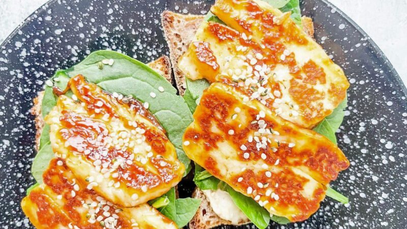 Sumuštiniai su keptu halumiu – tokio dar nebandėte