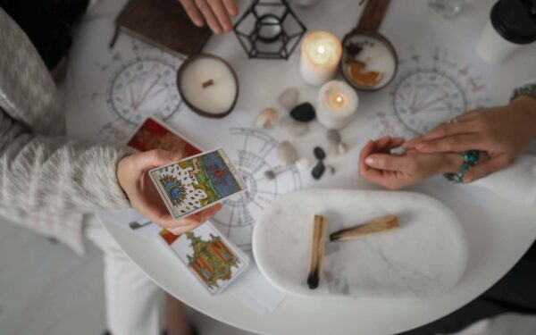 Ketvirtadienio astrologiniai įvykiai (2025 m. kovo 20 d.): Saturnas įeina į Aviną – kurie Zodiako ženklai vadovaus sėkmės siekimui?