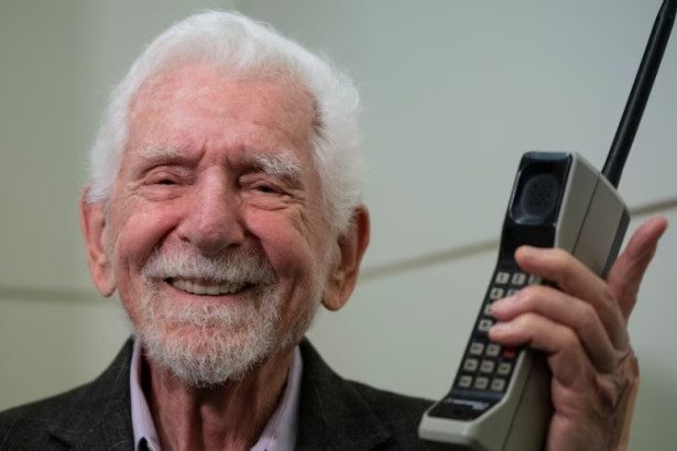 Ar žinote kas buvo pirmasis mobiliųjų telefonų gamintojas pasaulyje? Martinas Cooperis. Motorola. Nuotraukos šaltinis: ABC.net.au