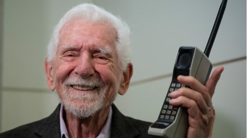 Ar žinote kas buvo pirmasis mobiliųjų telefonų gamintojas pasaulyje? Martinas Cooperis. Motorola. Nuotraukos šaltinis: ABC.net.au