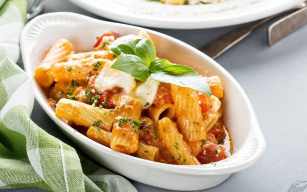 Aštrūs makaronai su pomidorais ir mocarela