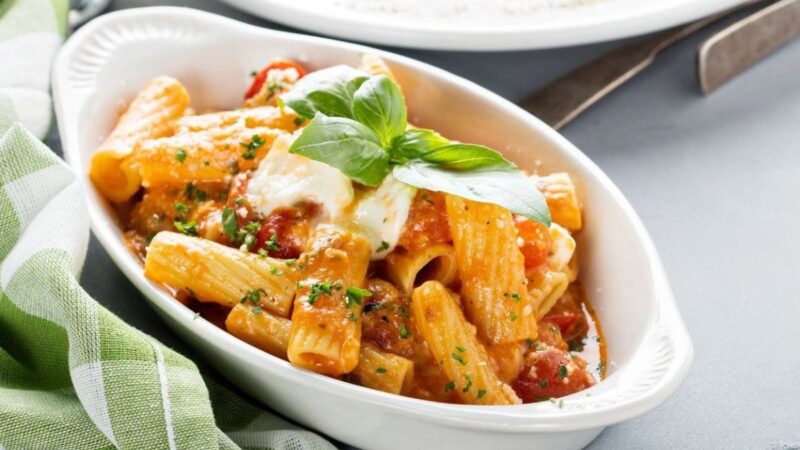 Aštrūs makaronai su pomidorais ir mocarela