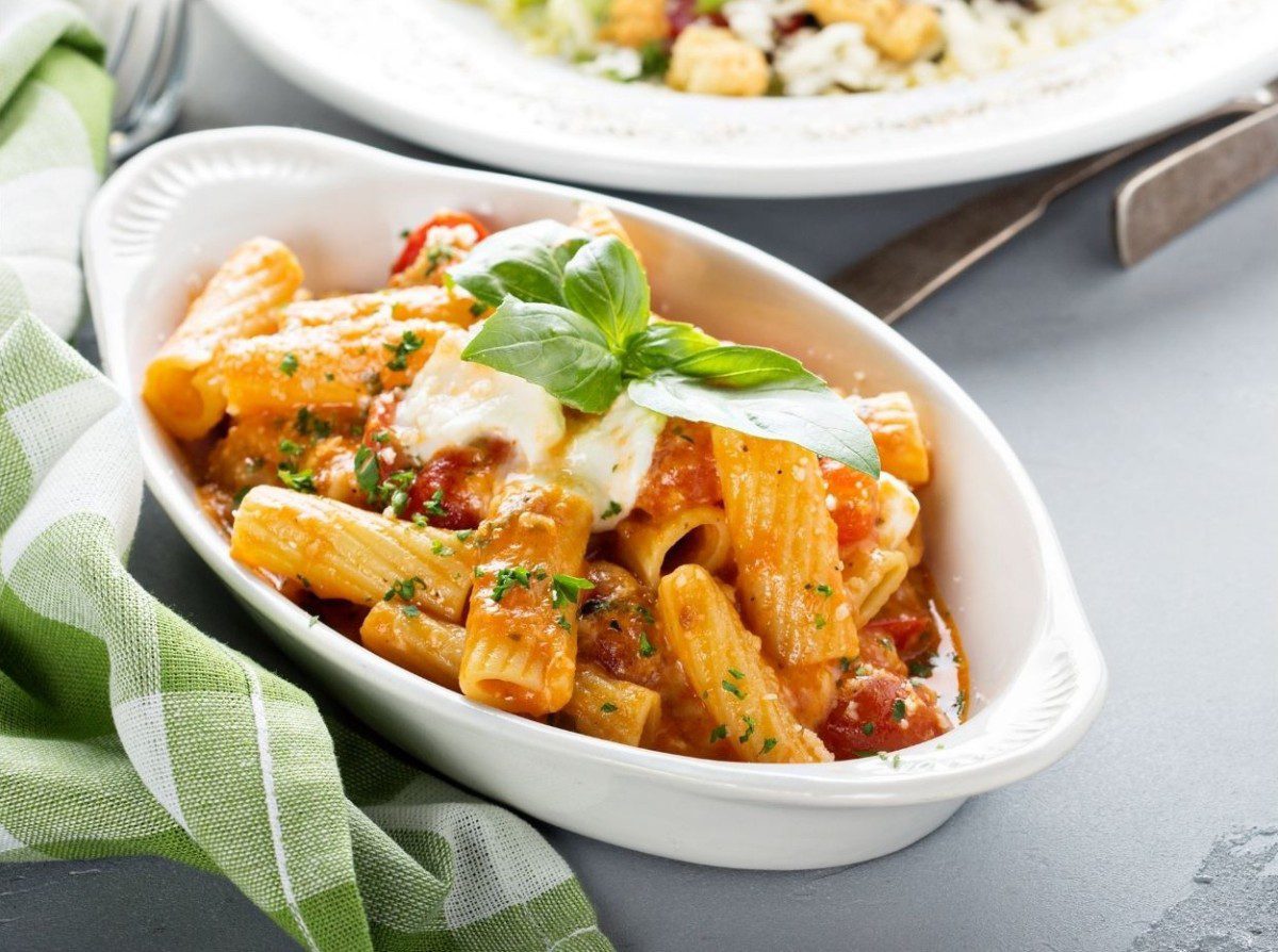 Aštrūs makaronai su pomidorais ir mocarela