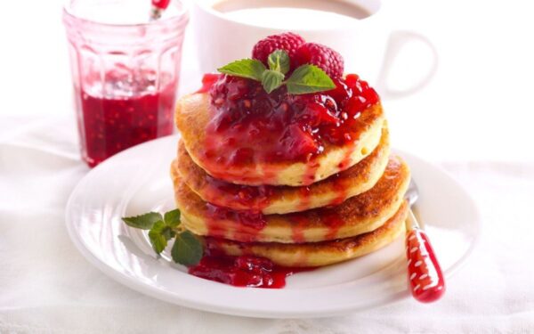 Avižiniai blynai su aviečių ir medaus užpilu