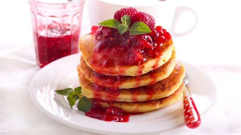 Avižiniai blynai su aviečių ir medaus užpilu