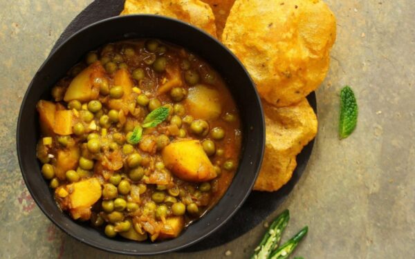 Bulvių karis su žaliaisiais žirneliais