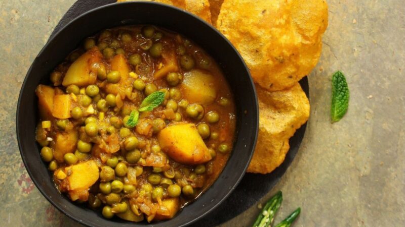 Bulvių karis su žaliaisiais žirneliais