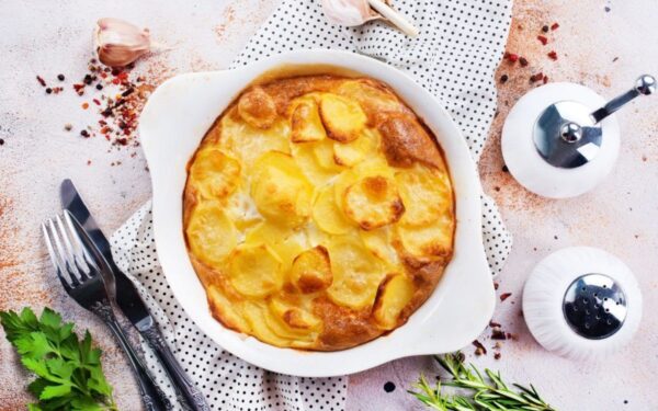 Bulvių riekelių apkepas su grietinėle