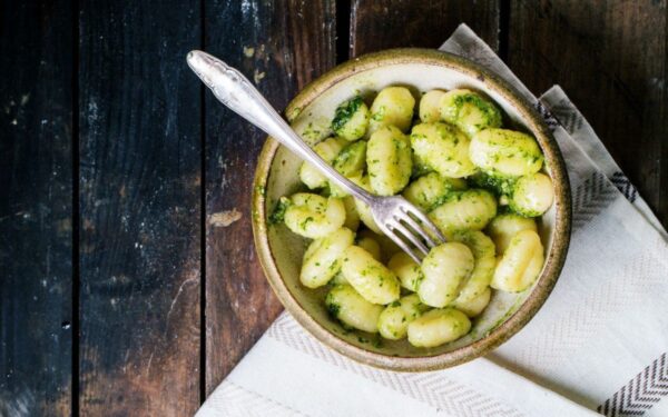 Bulvių virtinukai su šonine ir špinatų pesto
