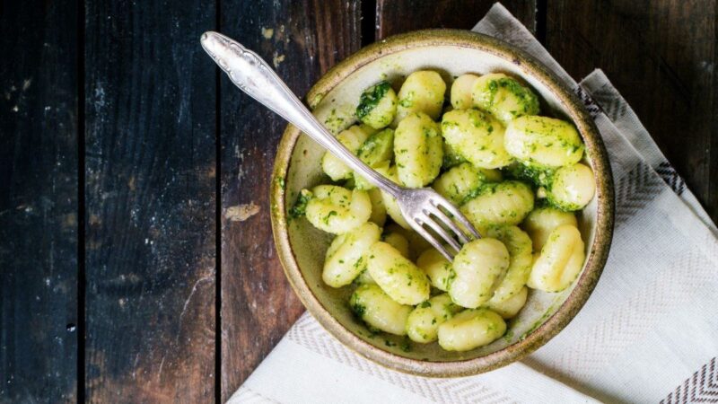 Bulvių virtinukai su šonine ir špinatų pesto