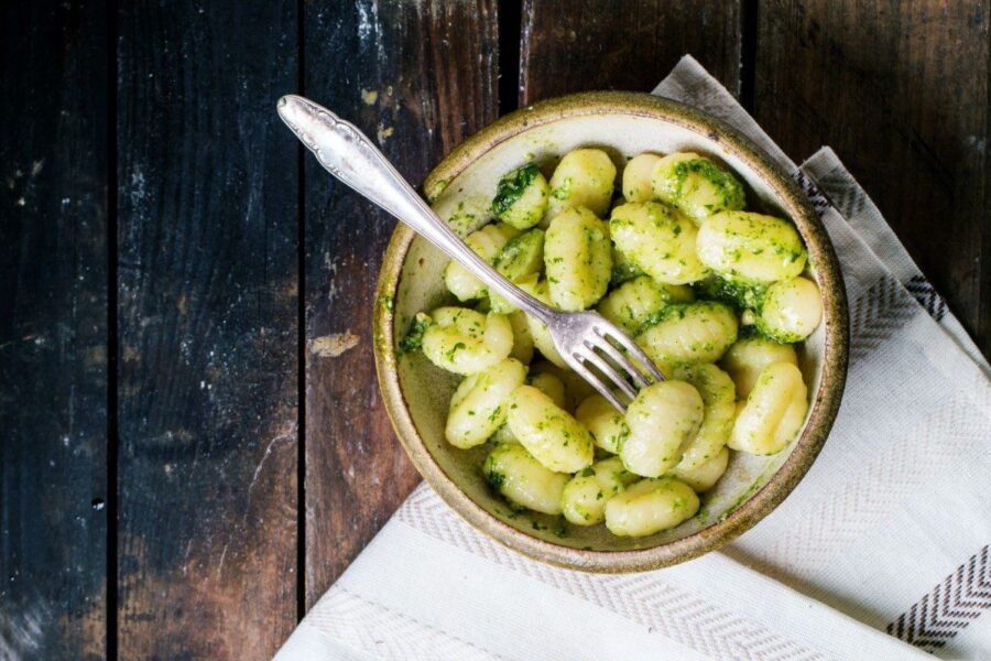 Bulvių virtinukai su šonine ir špinatų pesto