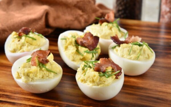 Įdaryti kiaušiniai su traškia šonine