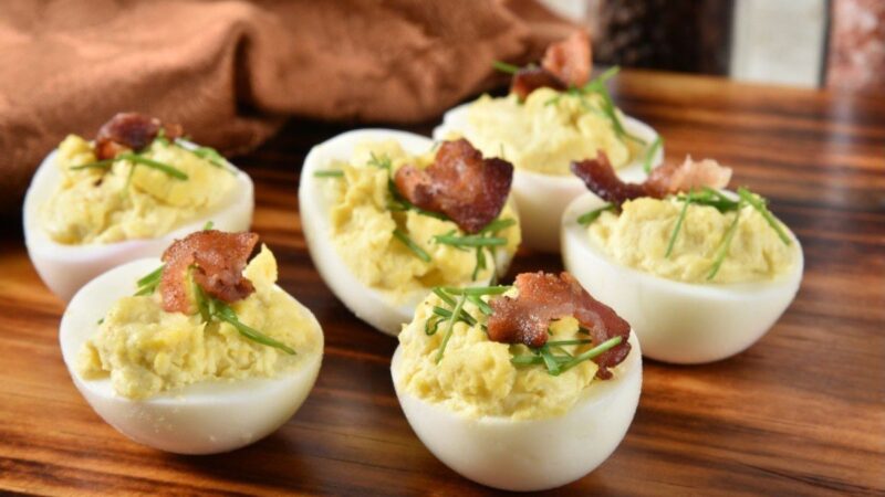 Įdaryti kiaušiniai su traškia šonine