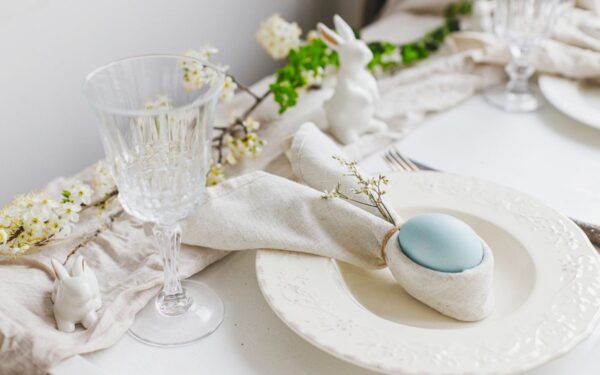 Kaip pasipuošti Velykų stalą su namuose jau turimais daiktais?