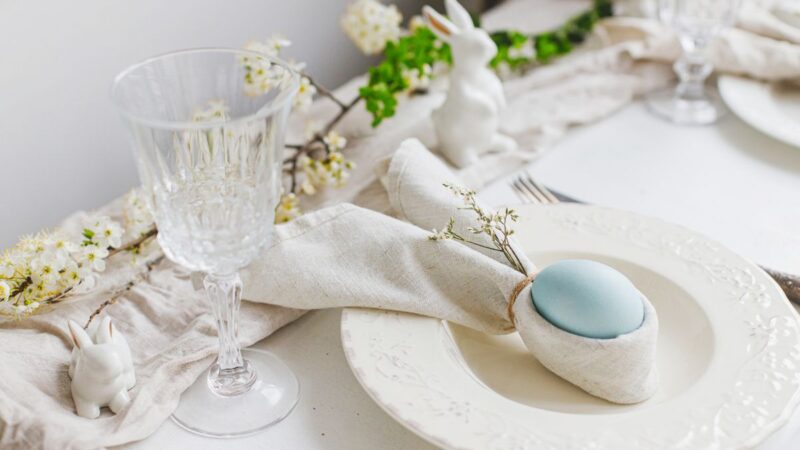 Kaip pasipuošti Velykų stalą su namuose jau turimais daiktais?