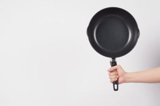 Kam skirtos skylės puodų ir keptuvių rankenose?