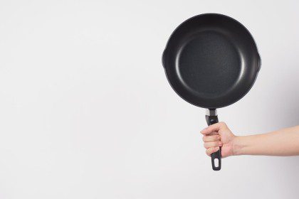 Kam skirtos skylės puodų ir keptuvių rankenose?