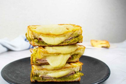 Karšti sumuštiniai su pesto padažu
