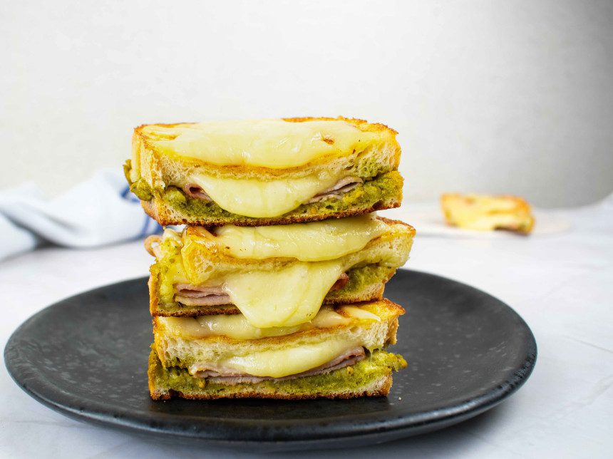 Karšti sumuštiniai su pesto padažu