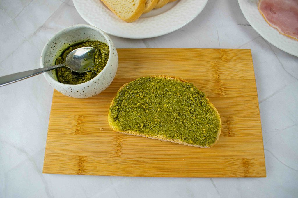 Karsti-sumustiniai-su-pesto-padazu-aptepti-pesto - Laikas.lt Karšti sumuštiniai su pesto padažu. Aptepti pesto