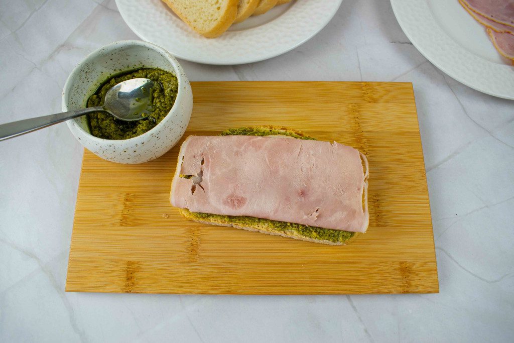 Karsti-sumustiniai-su-pesto-padazu-kumpis - Laikas.lt Karšti sumuštiniai su pesto padažu. Kumpis